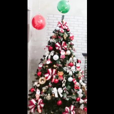 Árvore de Natal montada e decorada (2m A)