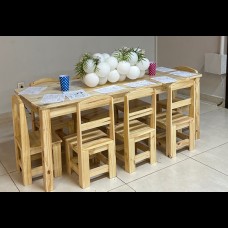 Conjunto mesa infantil em pinus natural, com 8 cadeirinhas.