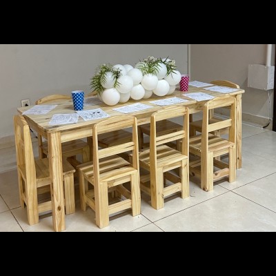 Conjunto mesa infantil em pinus natural, com 8 cadeirinhas.