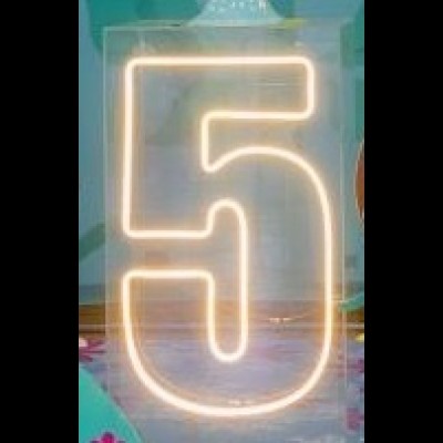 Luminoso neon led número “5”, em branco quente